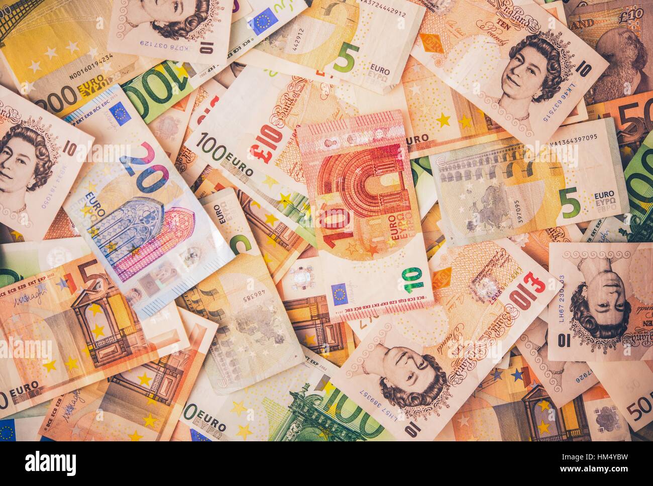 Le valute europee dello sfondo. Europeo colorati di denaro contante di banconote. Sterline inglesi e Euro Closeup foto sullo sfondo. Foto Stock