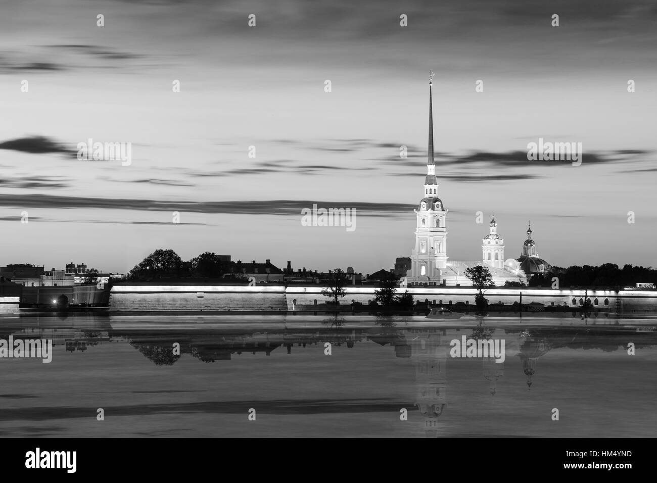 Vista notturna della fortezza di Pietro e Paolo, San Pietroburgo, Russia , immagine in bianco e nero Foto Stock