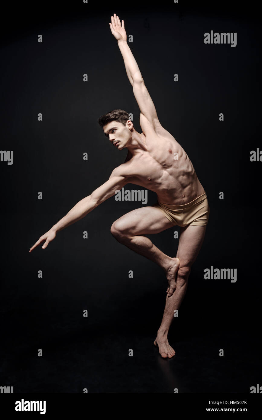 Slim ballerino atletico di eseguire in studio Foto Stock
