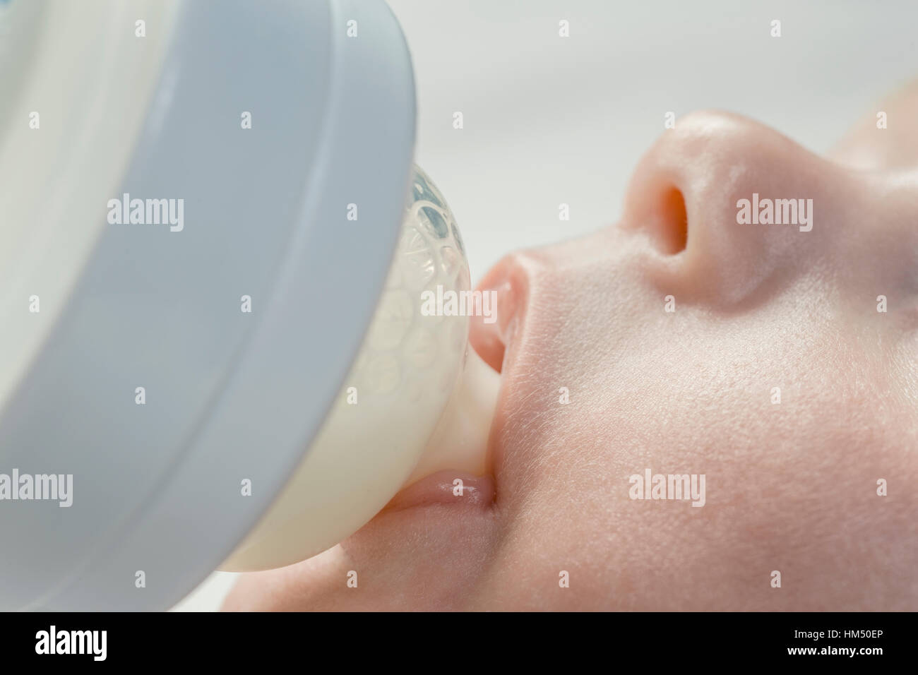 Close-up di baby boy (2-5 mesi) bere latte dalla bottiglia Foto Stock