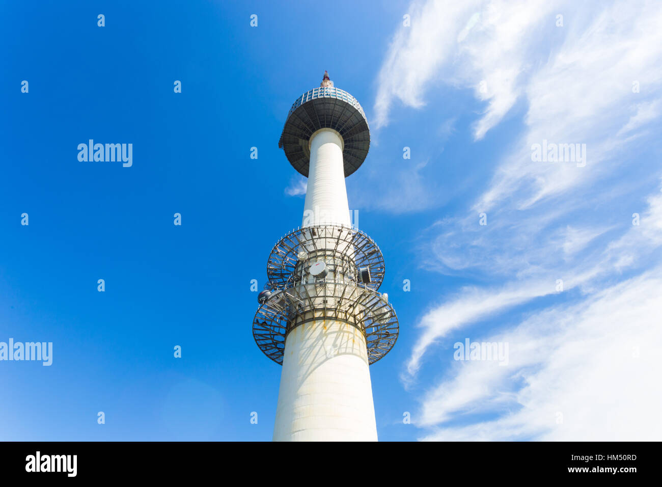 Basso angolo di visione alla base della Torre N Seoul, un punto di riferimento turistico sulla cima di Monte Namsan su un cielo blu al giorno. Posizione orizzontale Foto Stock