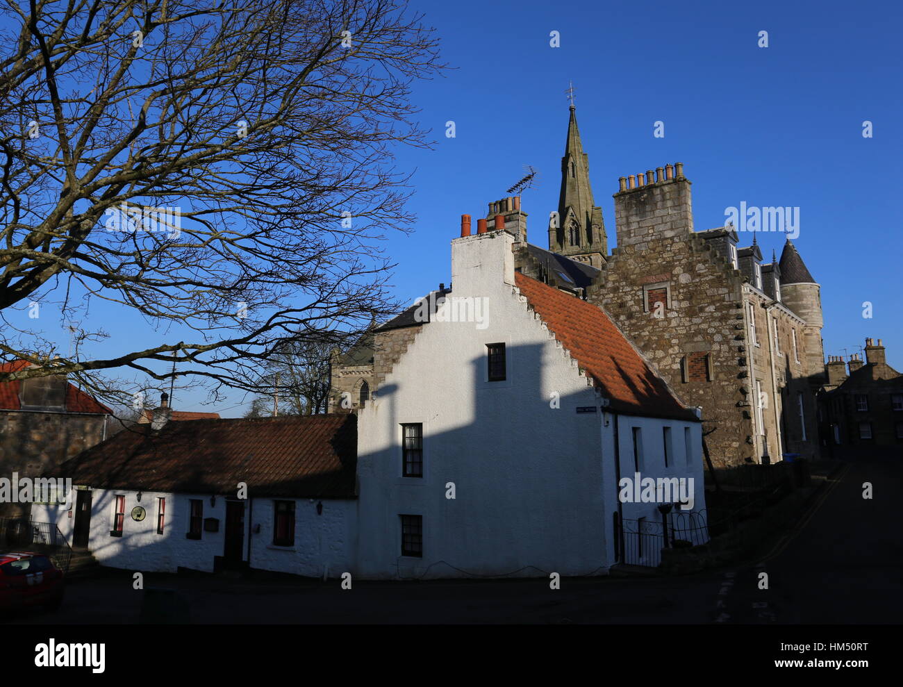 Falkland scena di strada con il campanile della chiesa parrocchiale della Fife Scozia Gennaio 2017 Foto Stock