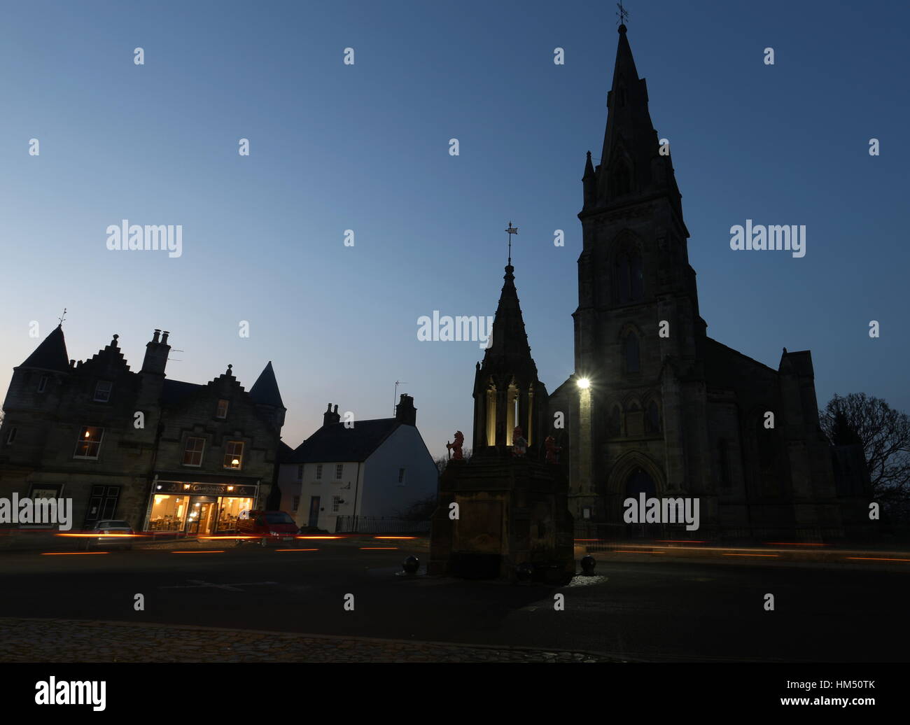 Bruce la fontana e la Chiesa Parrocchiale di notte Falkland Fife Scozia Gennaio 2017 Foto Stock