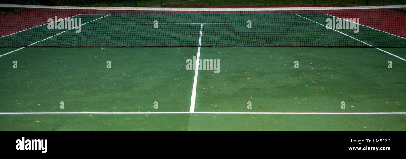 Svuotare il campo da tennis disponibili per il pubblico, fotografato la sera Foto Stock