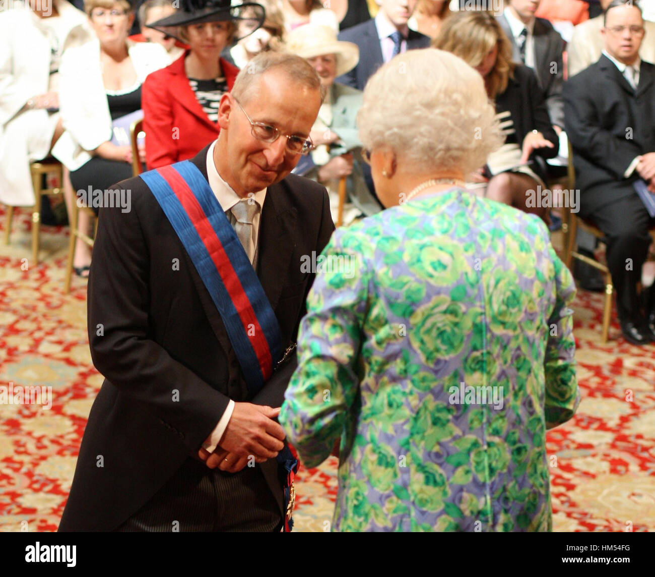 File photo datato 06/05/11 di Sir Peter Ricketts che è stato fatto un cavaliere Gran Croce dell'Ordine di San Michele e San Giorgio dalla Regina Elisabetta II al Castello di Windsor, Berkshire, come Lord Ricketts ha detto che l'invito per una visita di Stato così presto nella presidenza di Donald Trump era 'prematuro'. Foto Stock