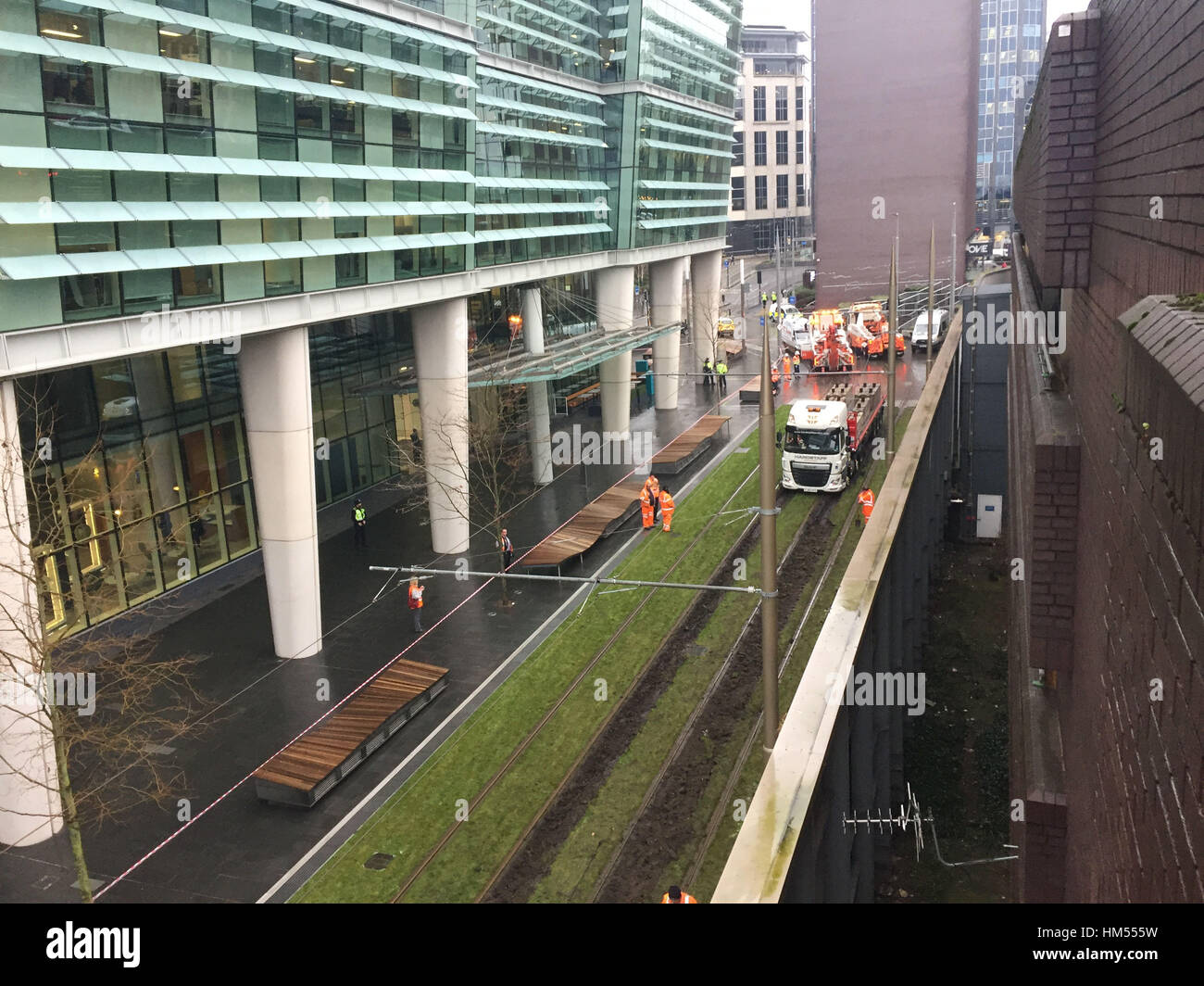 Un autocarro a filamento vicino a Snow Hill Station in Birmingham che ha bloccato il Metro Tram servizi nel centro della città. Foto Stock