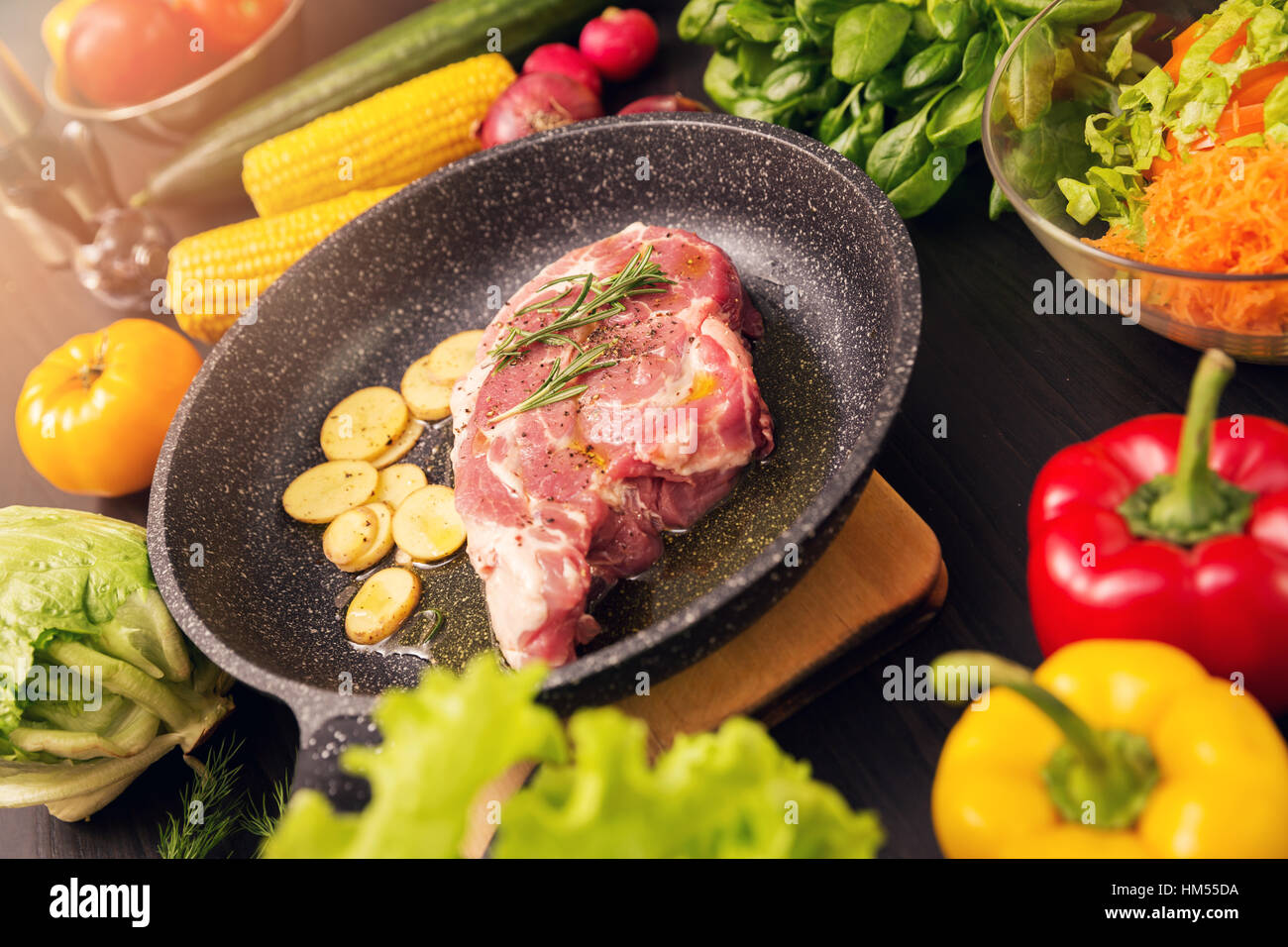 Carne cruda con le patate in una pentola pronta per la cottura Foto Stock