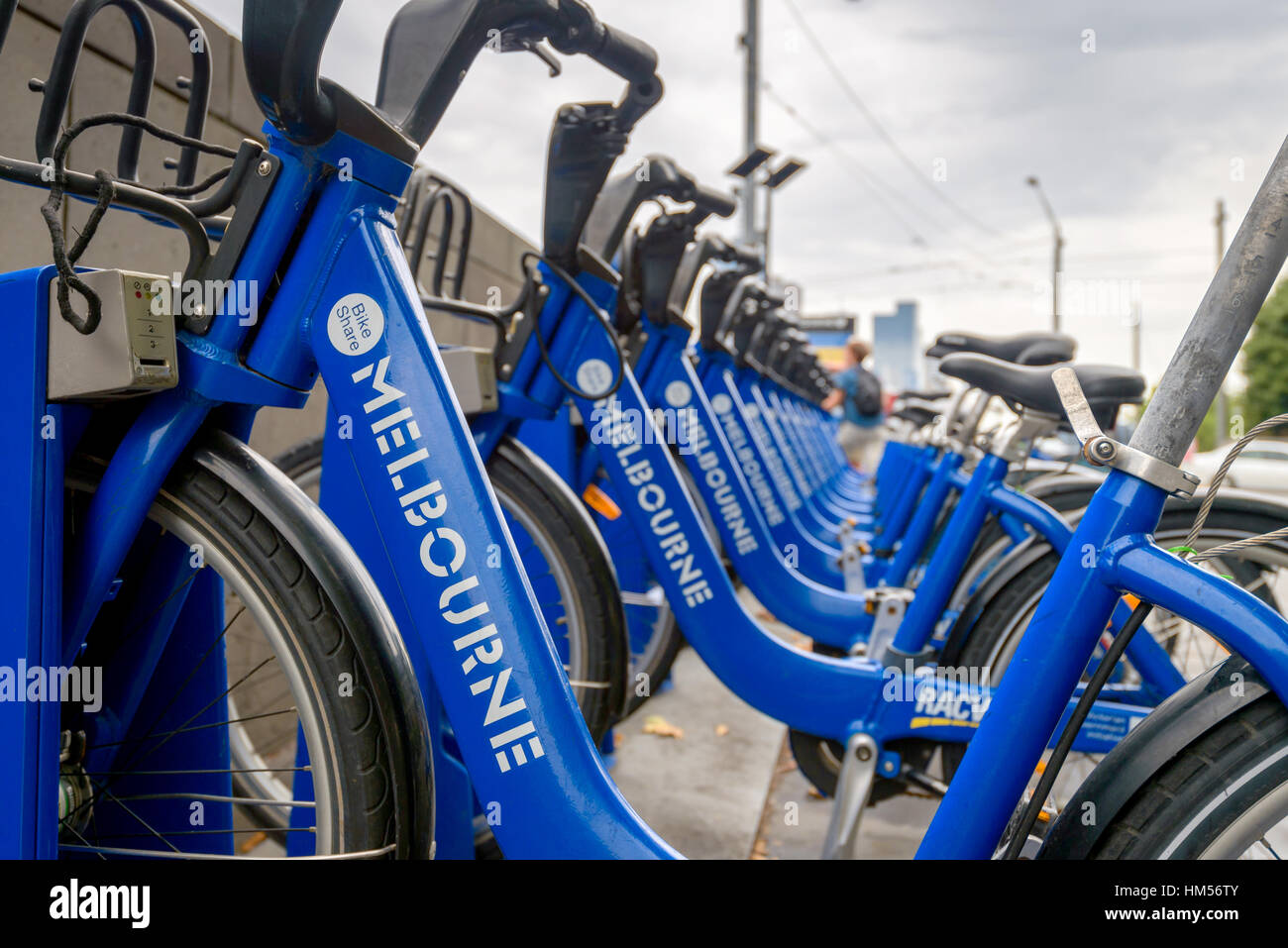 Melbourne, Australia - 27 dicembre 2016: Bici Condividi stazione situato in Flinders Street di fronte a Federation Square. Le persone possono noleggiare biciclette ed esplorare Foto Stock