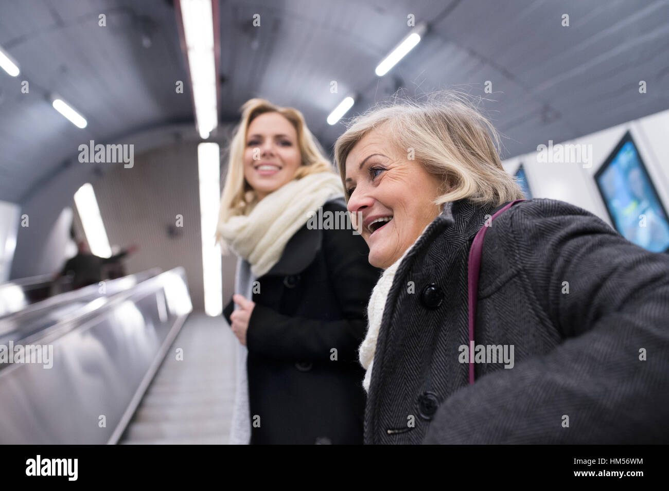 Due donne in piedi alla scala mobile nella metropolitana di Vienna Foto Stock