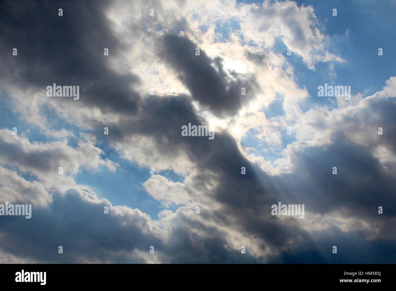 Il Libro bianco e le nuvole scure nel cielo. Foto Stock