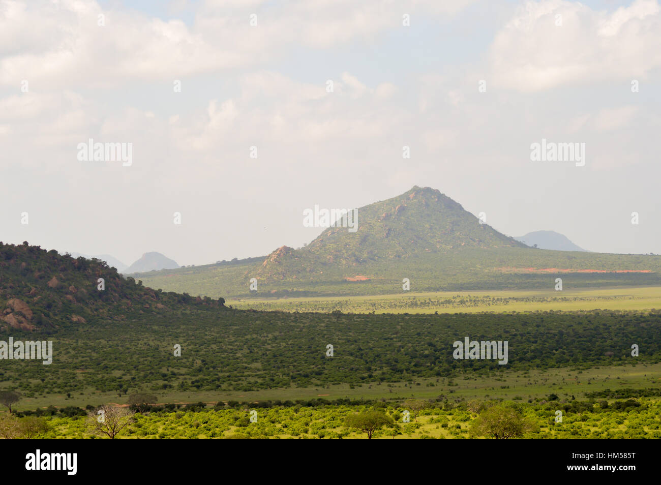 Vista dall'alto della savana e colline di Tsavo East Park in Kenya Foto Stock