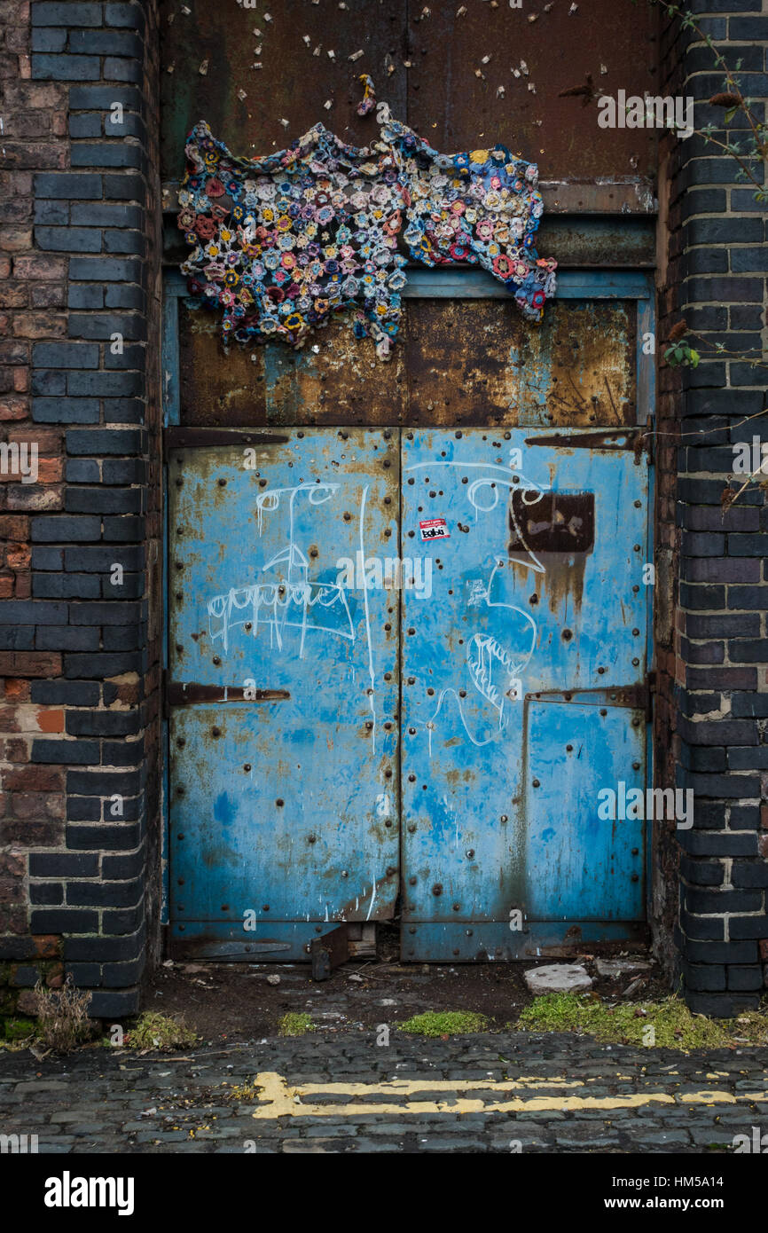 Porta blu di arte di strada in Baltic Triangle, Liverpool Foto Stock