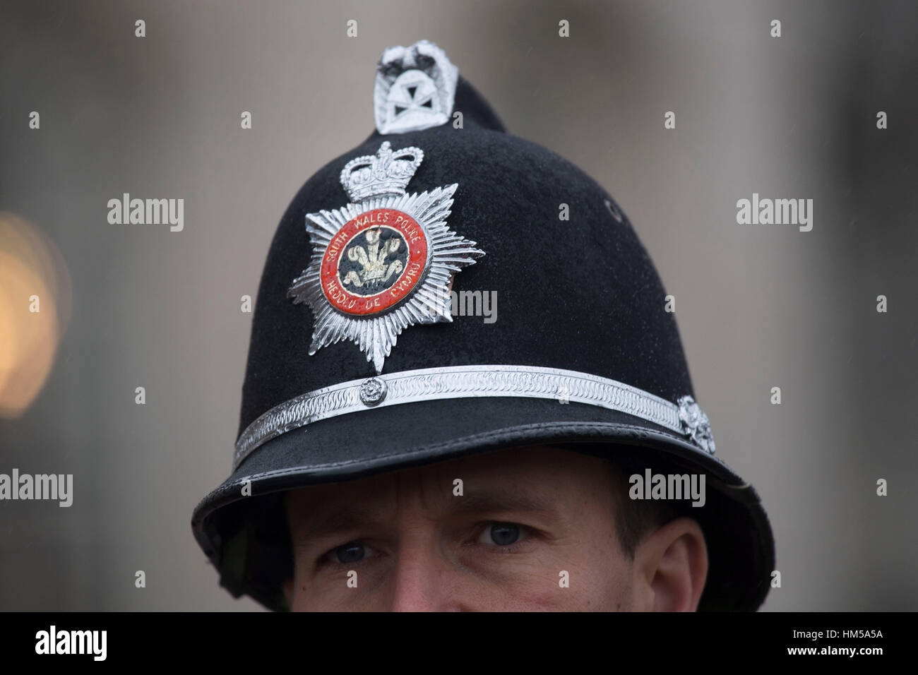 A sud del Galles ufficiale di polizia del casco. Foto Stock