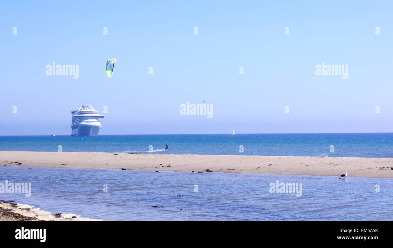 SANTA BARBARA, California, USA - Oct 8th, 2014: città Leadbetter Beach con una nave da crociera Foto Stock