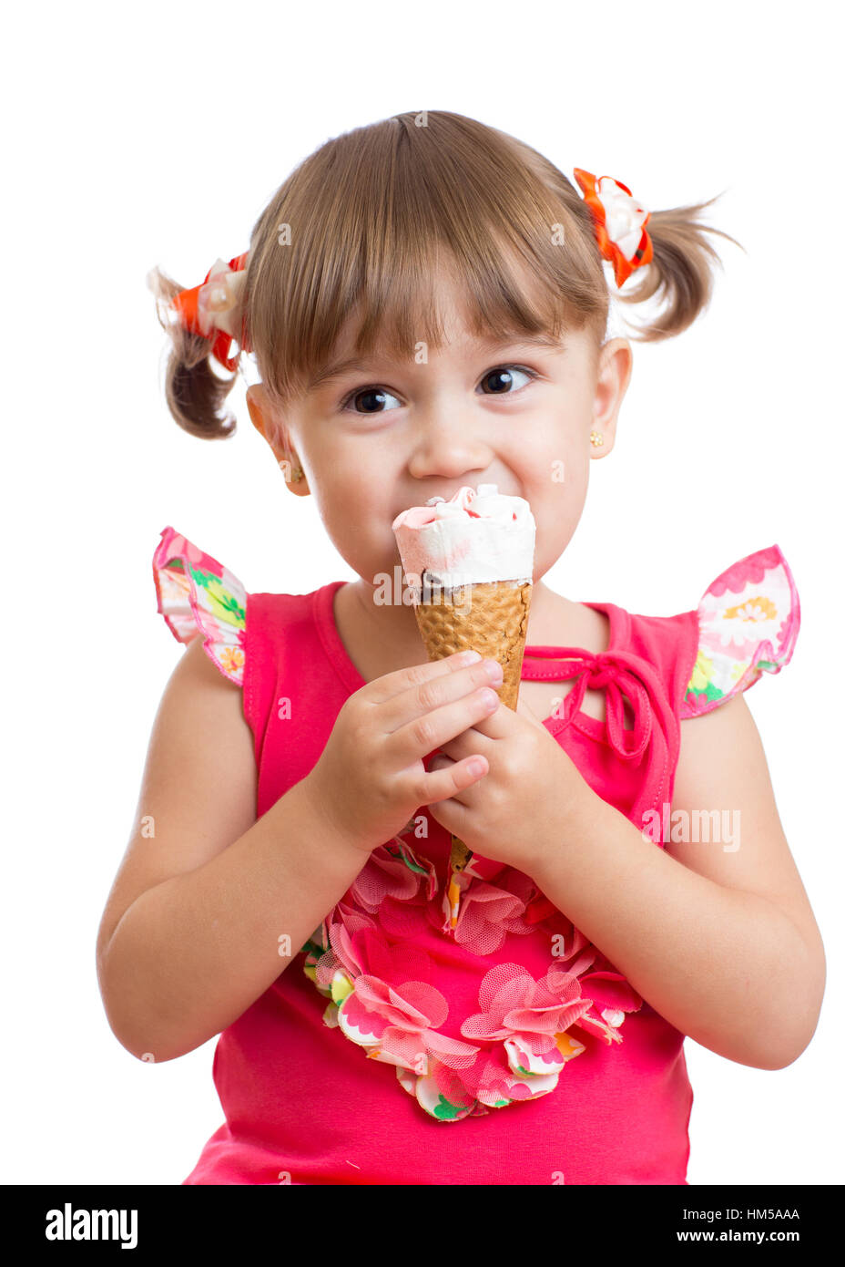 Kid ragazza mangiare con gelato in studio isolato su sfondo bianco Foto Stock