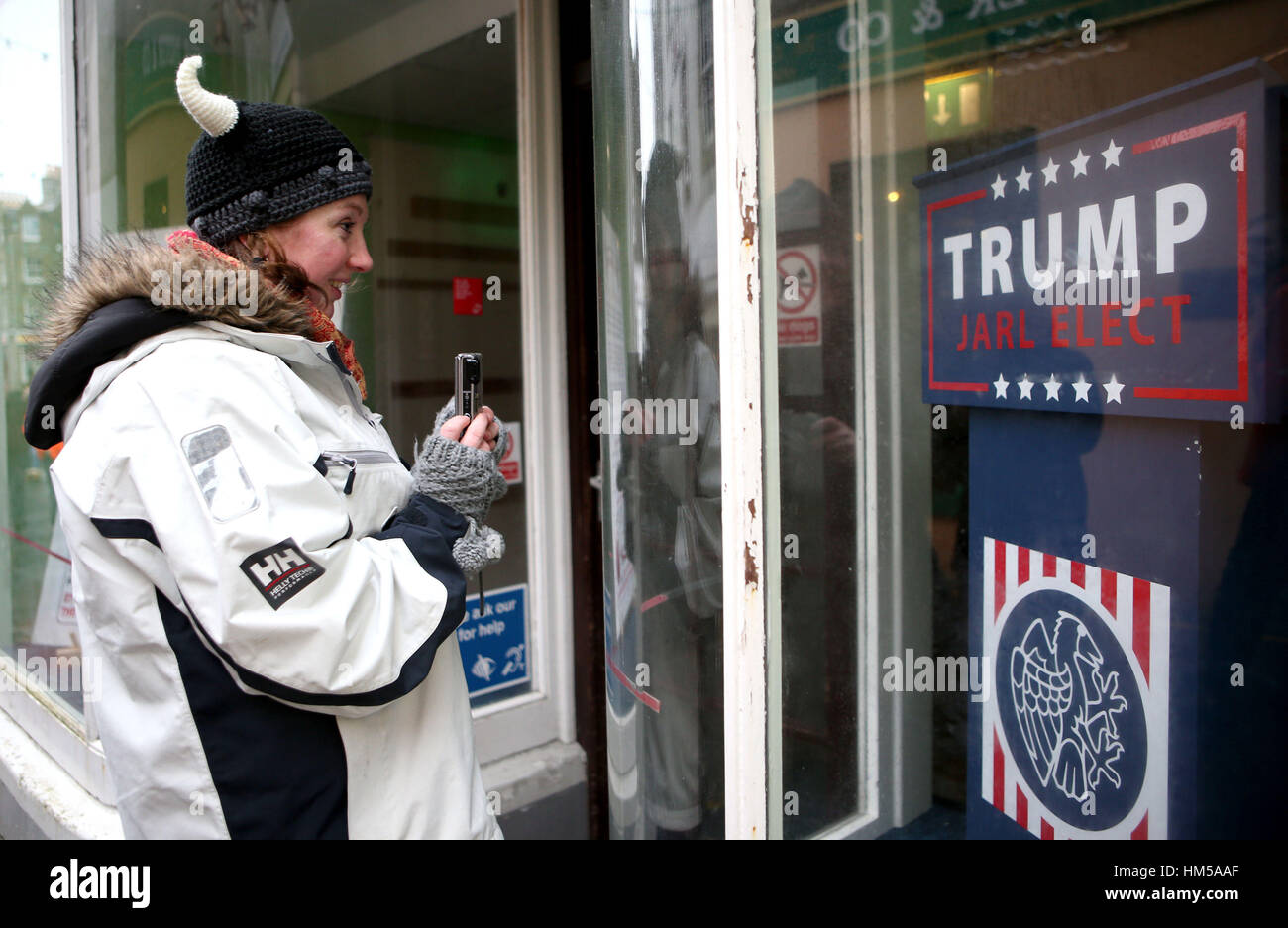 Un Trump fino Hella Aa annuncio poster in una vetrina a Lerwick, Shetland. Foto Stock
