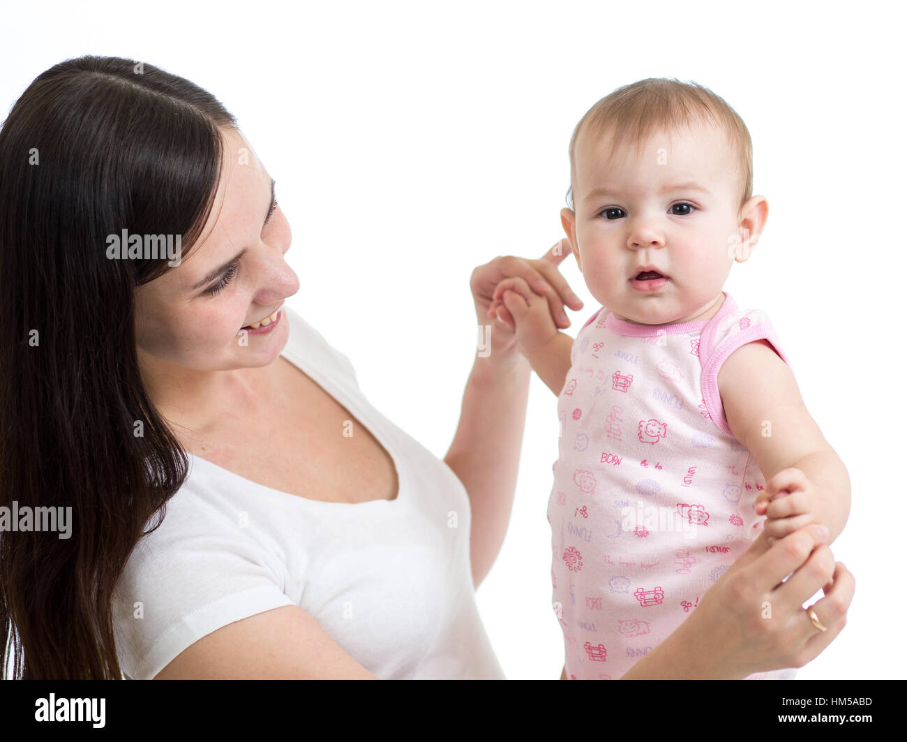 Giovane donna che guarda la sua bimba. Riproduzione di madre con bambino. Foto Stock