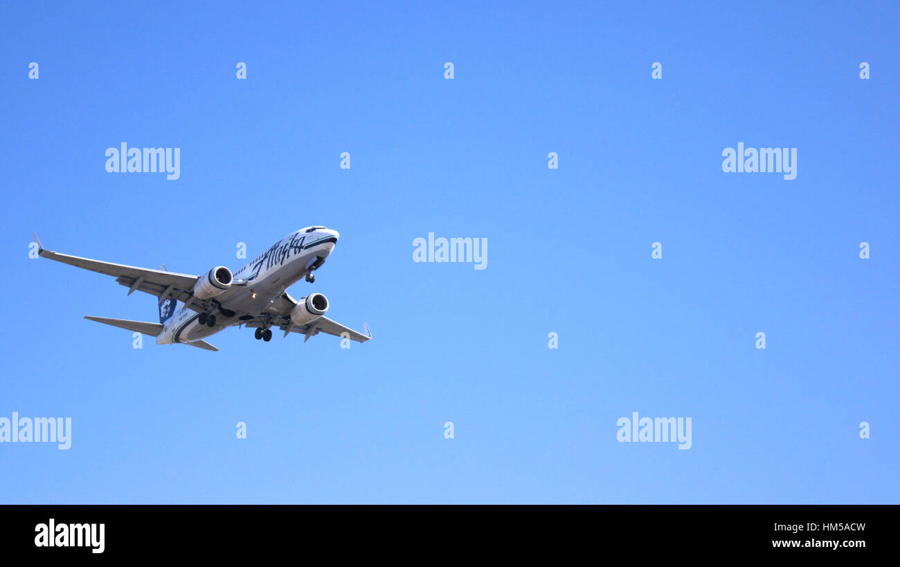 LOS ANGELES, CALIFORNIA, USA - Oct 9th, 2014: Alaska Airlines Boeing 737 mostrato poco prima di atterrare a LA Aeroporto LAX Foto Stock