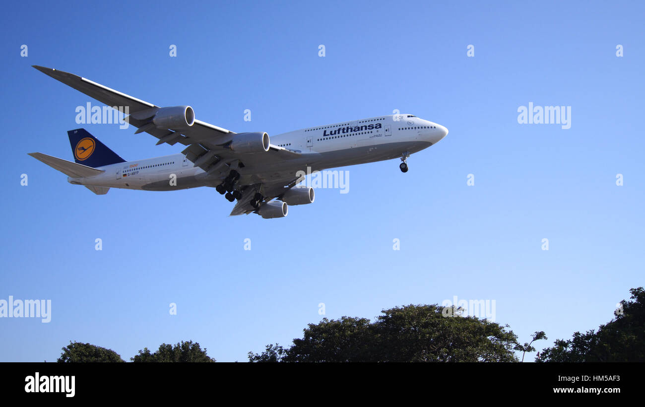 LOS ANGELES, CALIFORNIA, USA - Oct 9th, 2014: Lufthansa Boeing 747-8 MSN 37839 D-ABYP mostrato poco prima di atterrare a LA Aeroporto LAX. Foto Stock