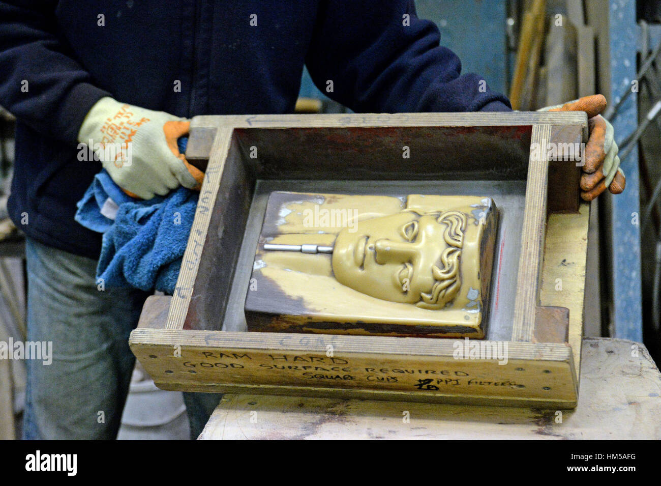 Getti di sabbia vengono utilizzati per rendere le maschere di BAFTA al nuovo Pro fonderie in West Drayton, Middlesex, precedendo la cerimonia entro questo mese. Foto Stock