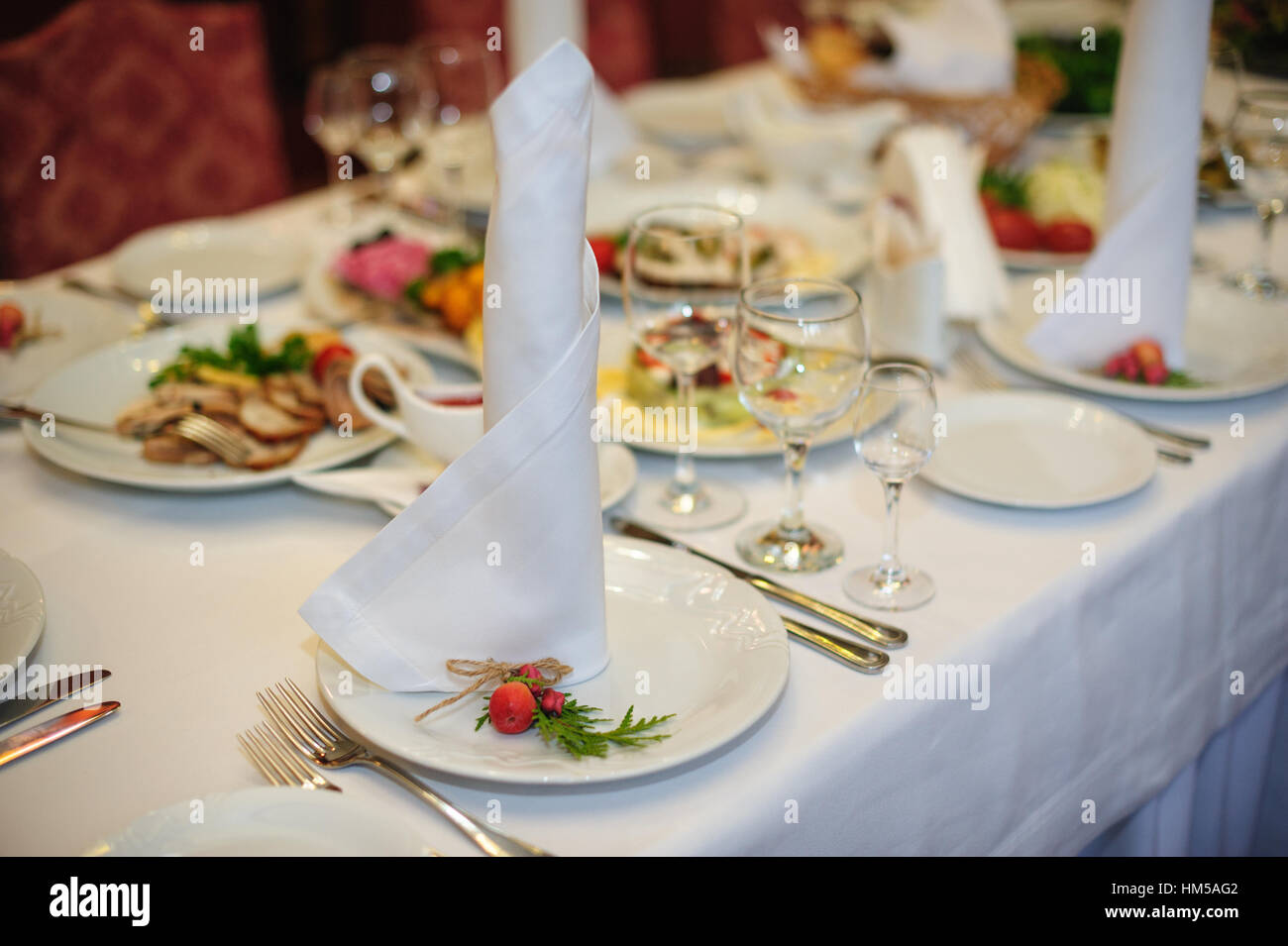 Bella tabella impostazione per un matrimonio a cena nel ristorante Foto Stock