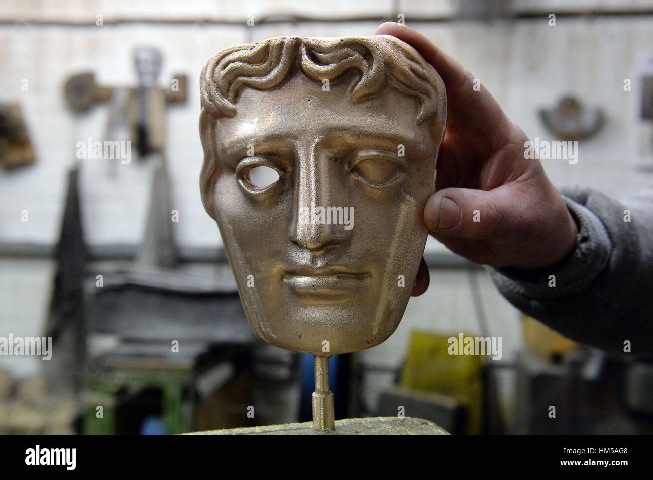 Una maschera di BAFTA è fatta al nuovo Pro fonderie in West Drayton, Middlesex, precedendo la cerimonia entro questo mese. Foto Stock