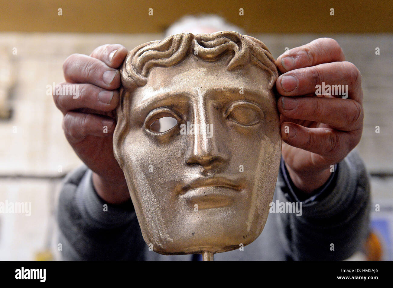 Una maschera di BAFTA è fatta al nuovo Pro fonderie in West Drayton, Middlesex, precedendo la cerimonia entro questo mese. Foto Stock