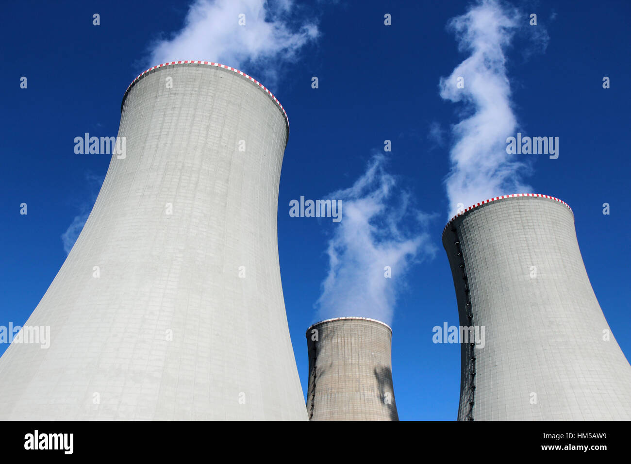 Raffreddamento tre torri in calcestruzzo di un impianto ad energia nucleare Foto Stock