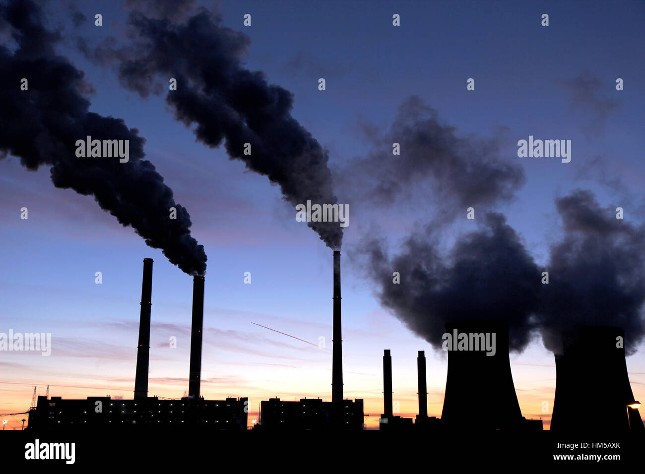 Nero fumo tossico dalle centrali a carbone vegetale Foto Stock