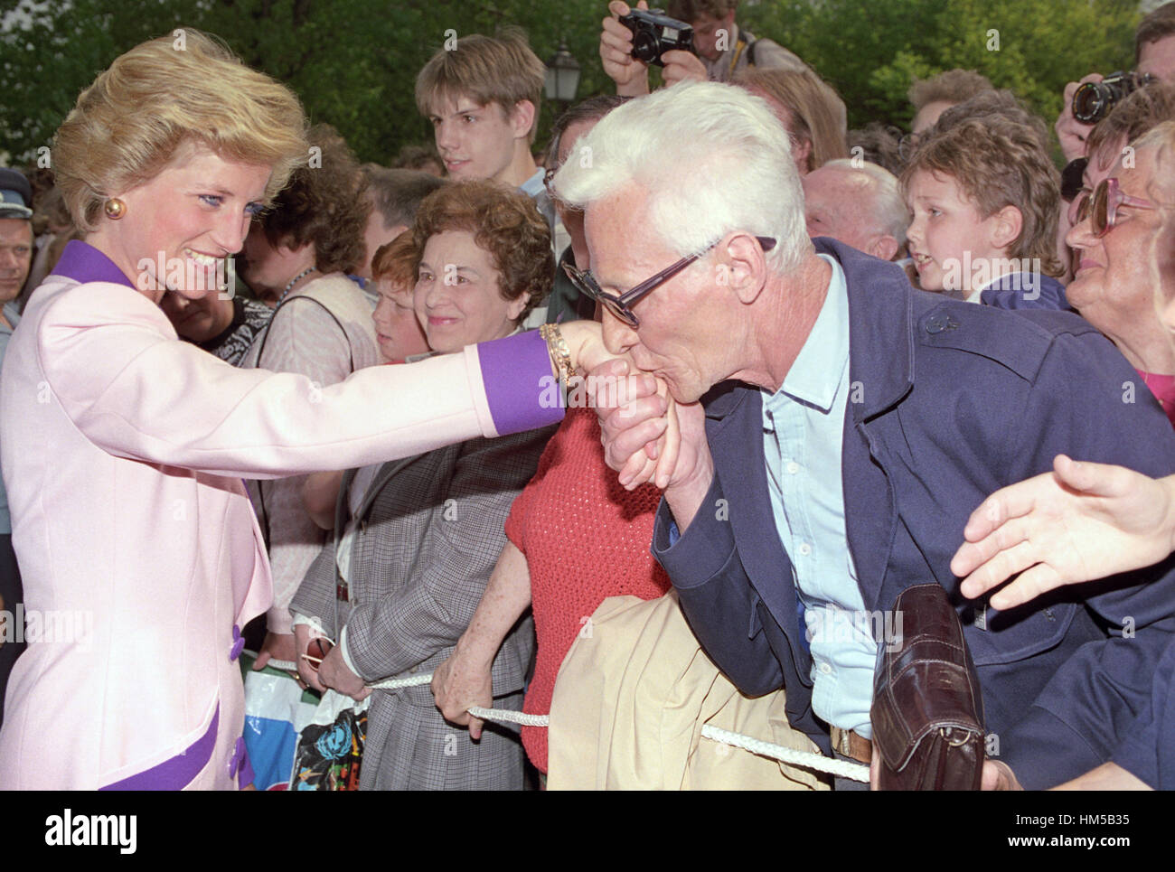 La Principessa del Galles è la baciò la mano da un ammiratore durante una gita turistica con il principe, nel quartiere del Castello di Budapest, il secondo giorno della loro quattro giorni di visita ufficiale in Ungheria. Foto Stock