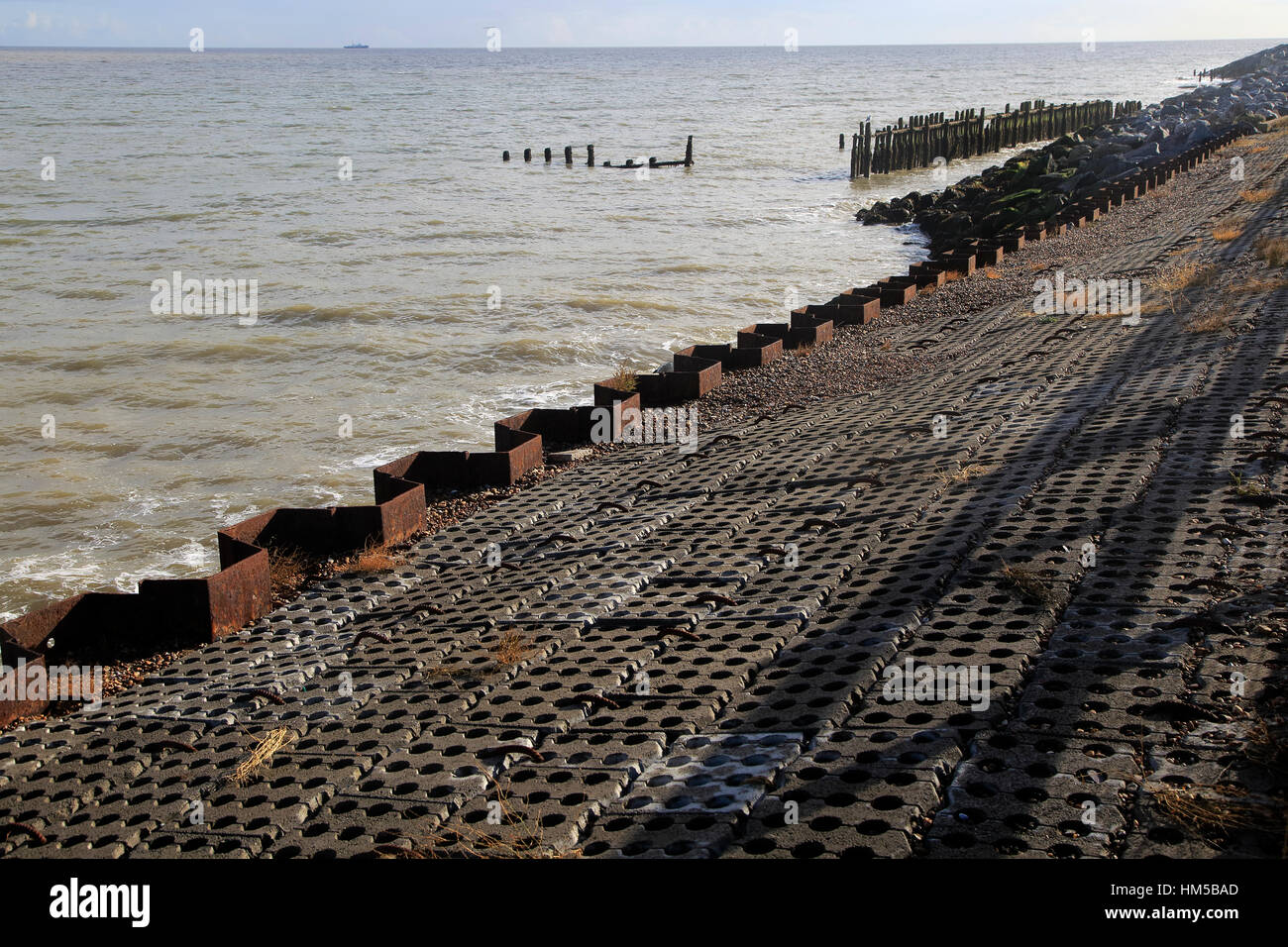 Costa del Mare del Nord le difese costiere a East Lane, Bawdsey, Suffolk, Inghilterra, Regno Unito Foto Stock