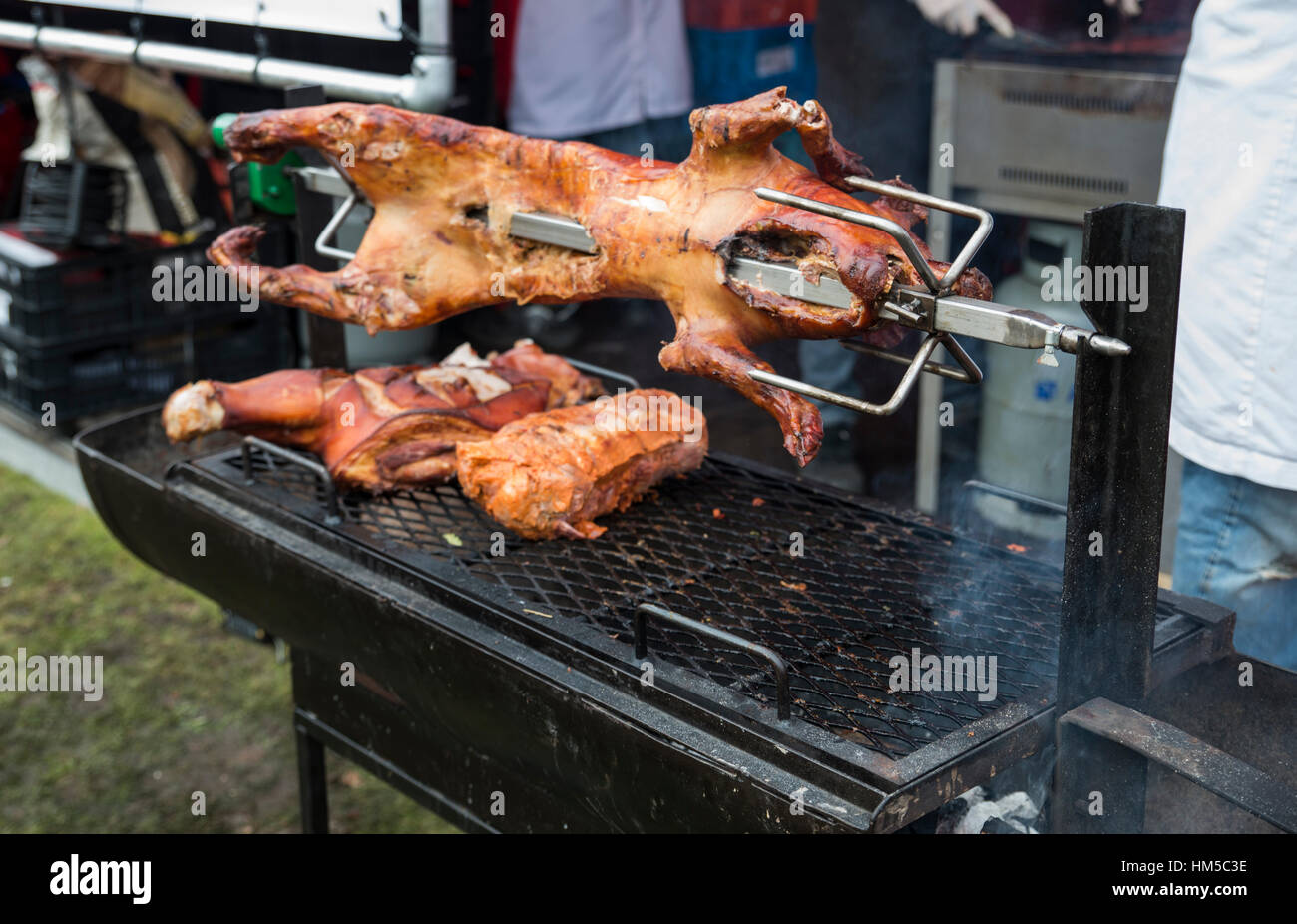 Maiale alla griglia su il barbecue di fuoco fuori durante la manifestazione Foto Stock