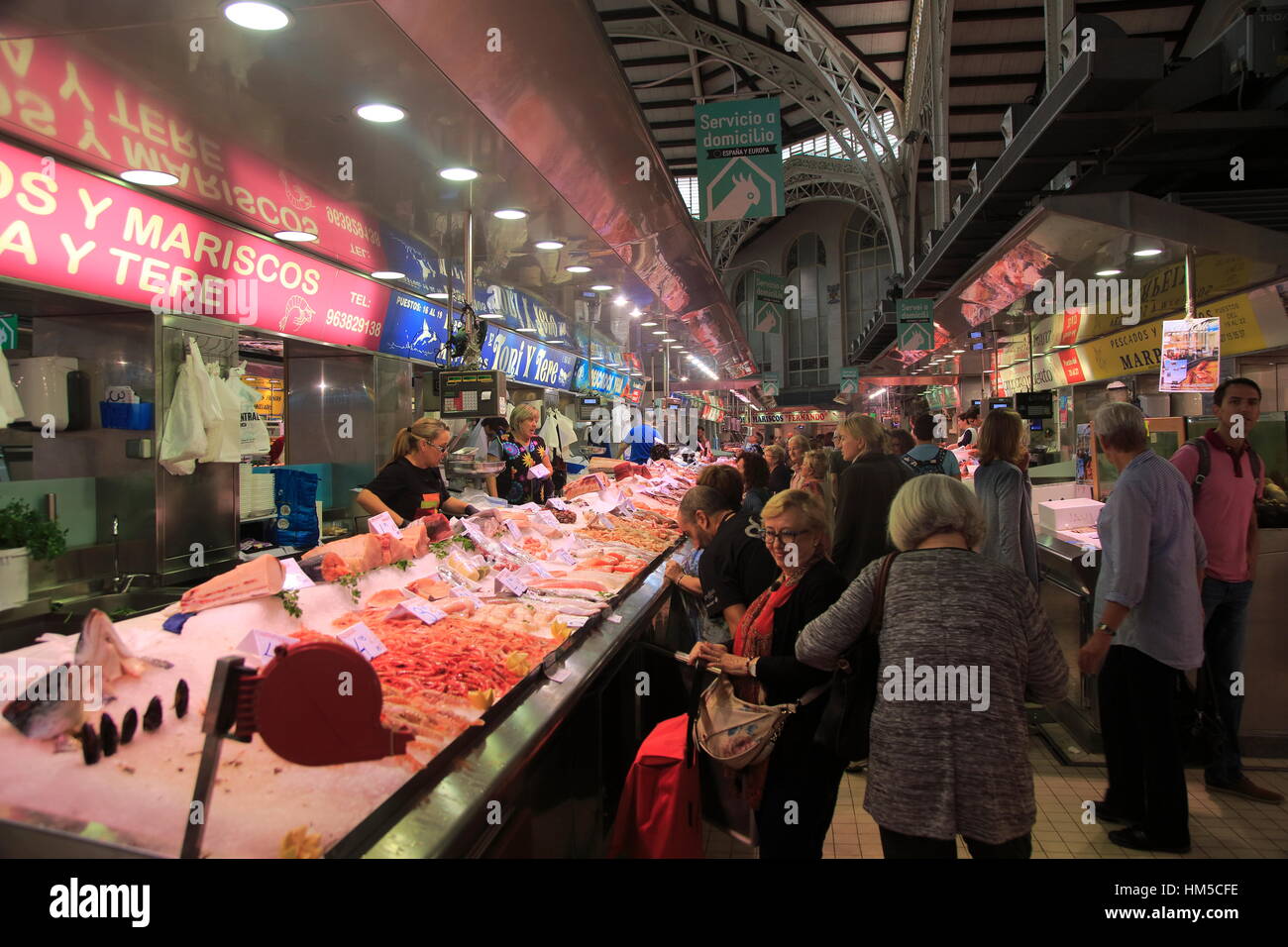 Chioschi di vendita del pesce all'interno mercato centrale edificio, città di Valencia, Spagna Foto Stock