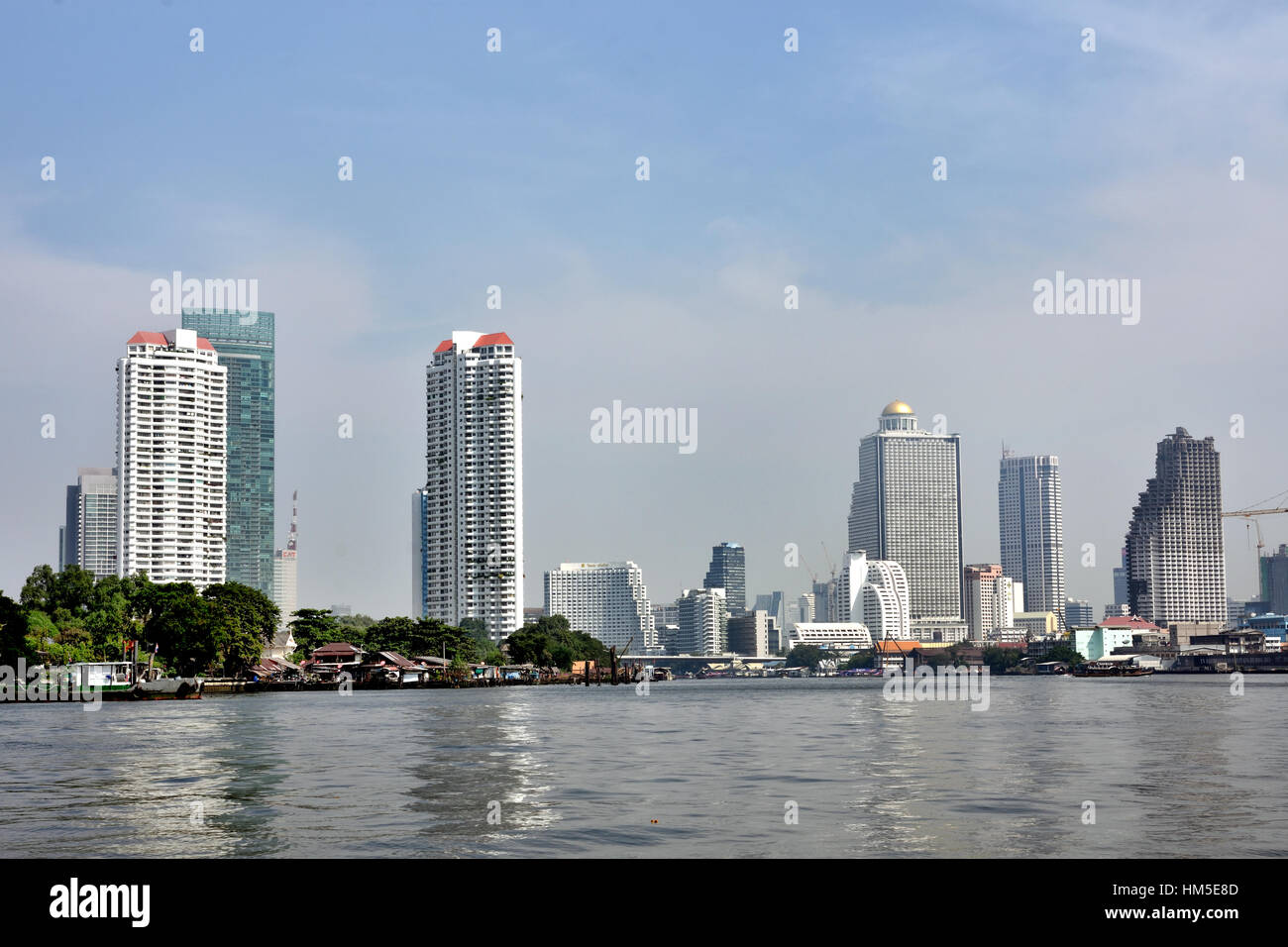 Il traffico sul Fiume Chao Phraya e dello skyline di Bangkok in Thailandia Foto Stock