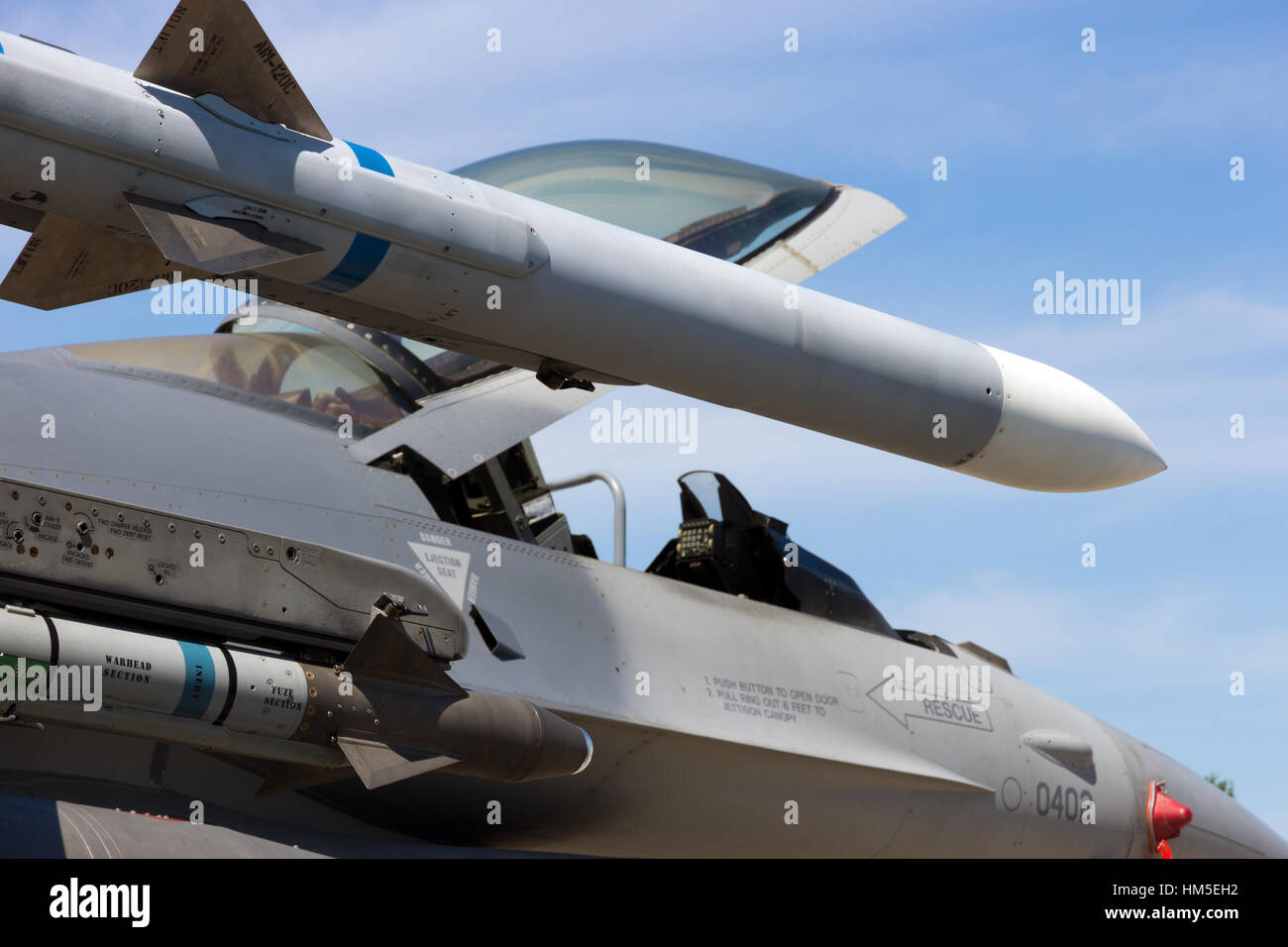 Berlino, Germania - 21 Maggio: missili su un US Air Force F-16 jet da combattimento presso il salone aerospaziale internazionale ILA su maggio 21st, 2014 a Berlino, germe Foto Stock