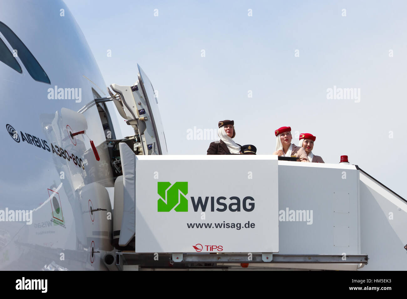 Berlino, Germania - 21 Maggio: Emirates Airline Airbus A380 gli assistenti di volo sono guardando l'Airshow di presso il salone aerospaziale internazionale ILA su Foto Stock