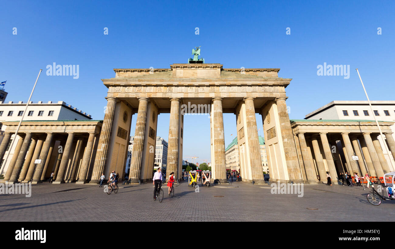 Berlino, Germania - 22 Maggio 2014: vista sulla Porta di Brandeburgo a Berlino, Germania. Un edificio del XVIII secolo in stile neoclassico arco trionfale a Berlino, uno di BES Foto Stock