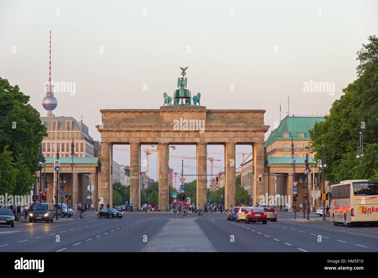 Berlino, Germania - 22 Maggio 2014: vista sulla Porta di Brandeburgo di Berlino, Germania. Si tratta di un edificio del XVIII secolo in stile neoclassico arco trionfale a Berlino, uno Foto Stock