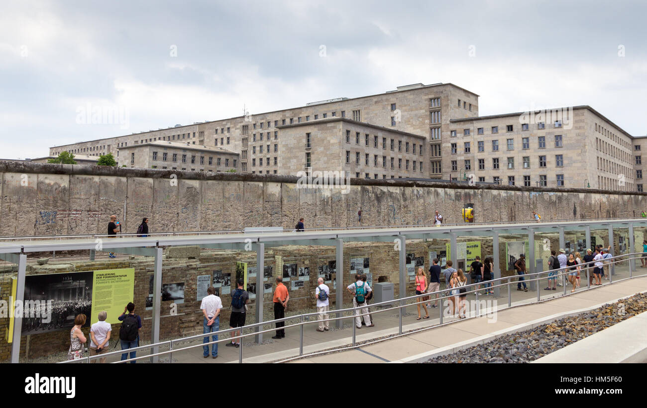 Berlino - 23 Maggio 2014: vista su una parte del muro di Berlino e il tedesco il ministero delle Finanze presso la topografia del terrore Centro di documentazione. Il centro è l Foto Stock