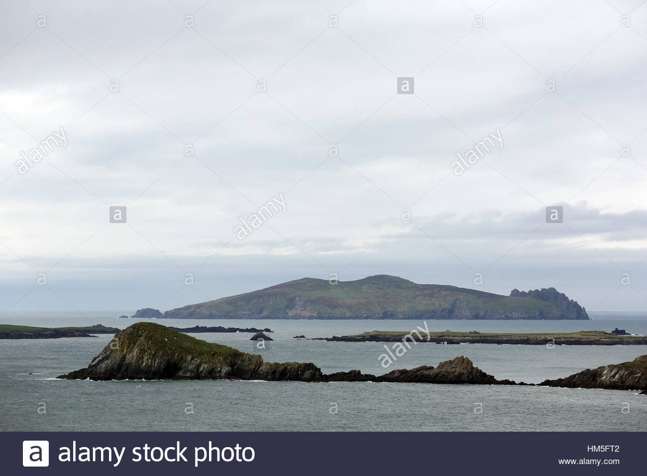 Una delle isole Blasket off il ocast di West Kerry in Irlanda in una giornata di mare calmo Foto Stock