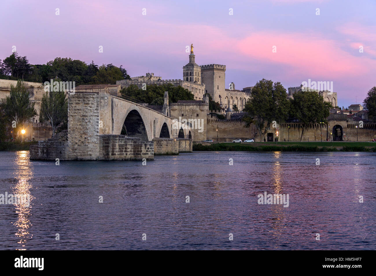Crepuscolo sopra il Pont d'Avignon (Pont Saint-Benezet) e la città di Avignone nel dipartimento di Vaucluse sulla riva sinistra del fiume Rodano. Era th Foto Stock
