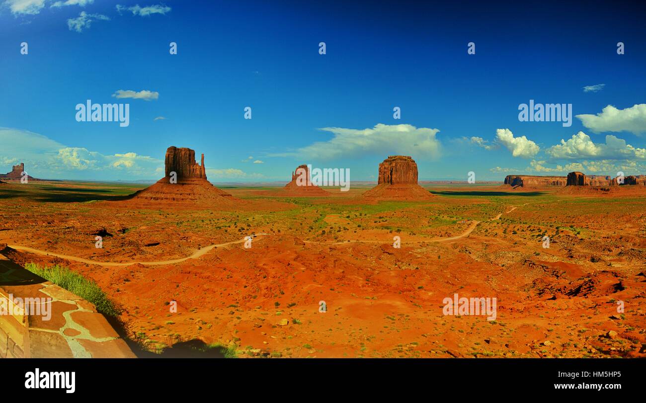 Il Monument Valley in una giornata di sole Foto Stock