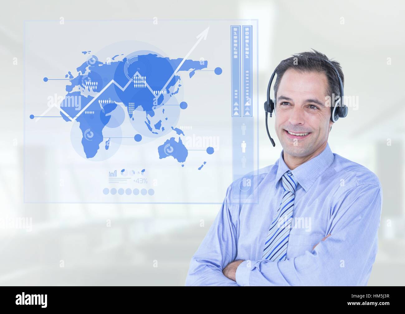 Sorridente customer service executive con mani incrociate Foto Stock