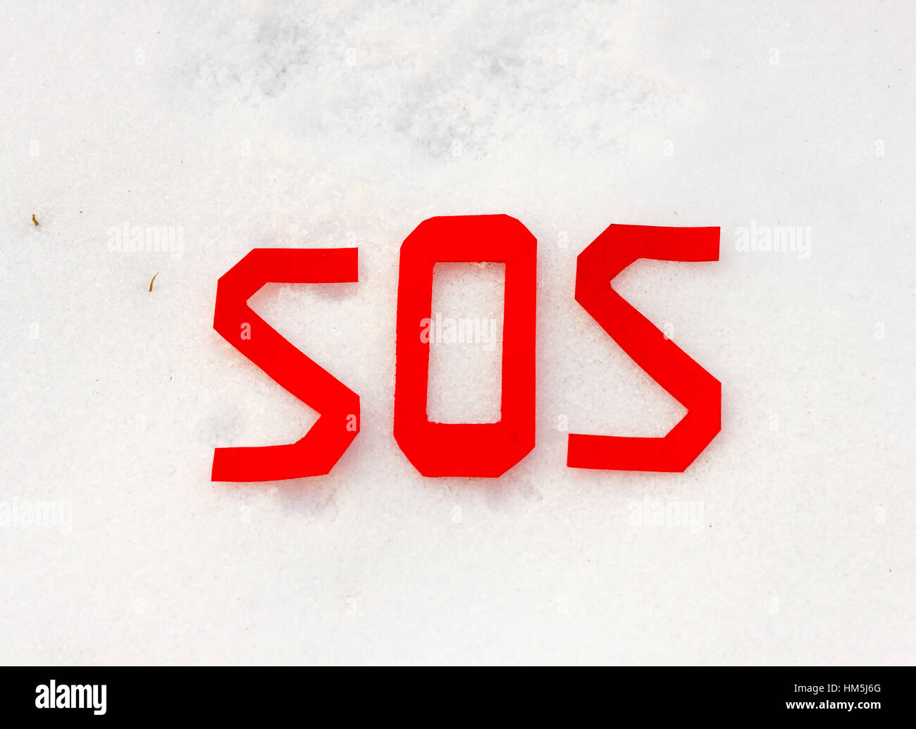 L universale di emergenza SOS di segnale su un snowfield Foto Stock