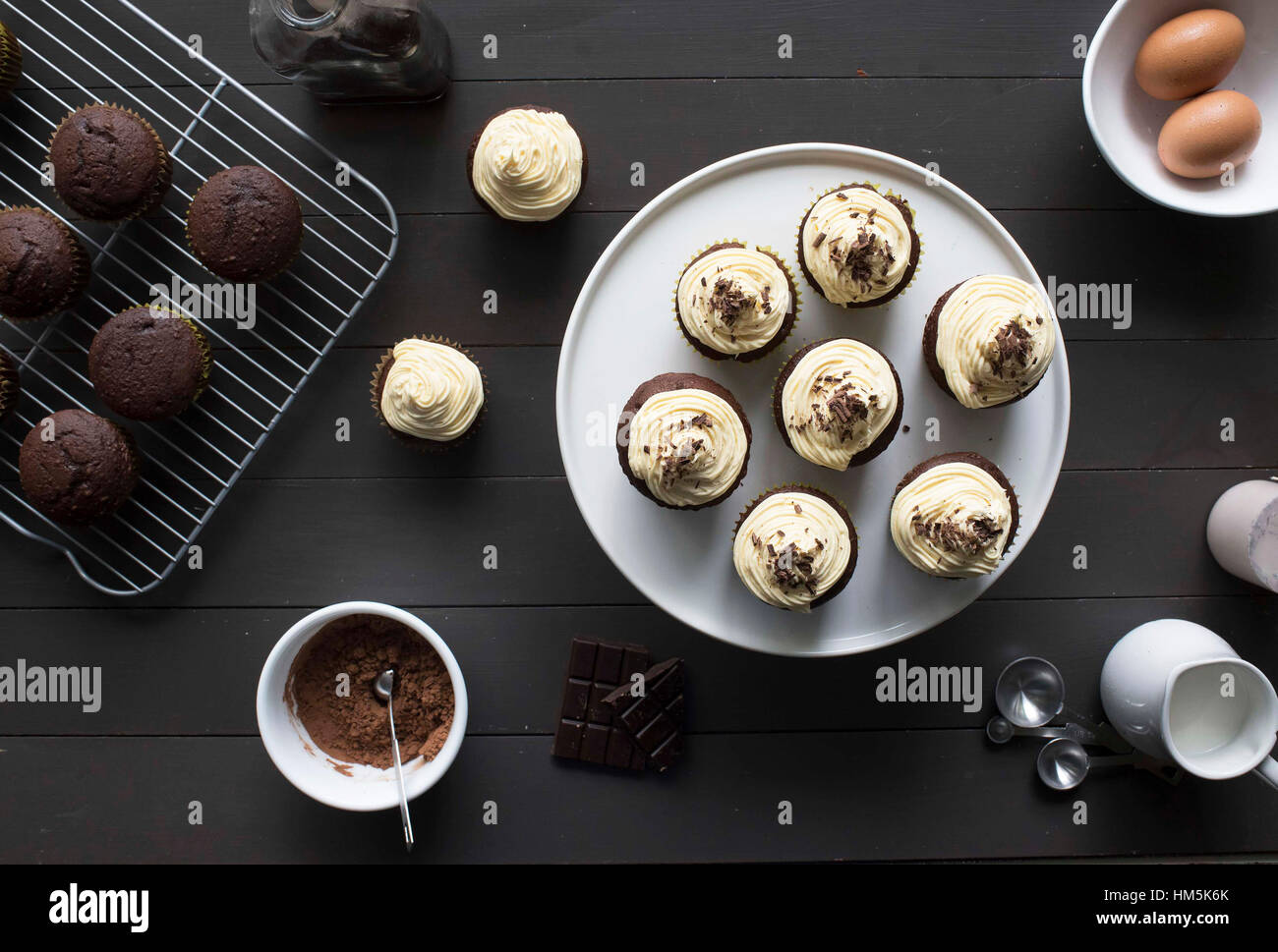 Angolo di alta vista delle tortine e chocolate chip muffin su tavola Foto Stock