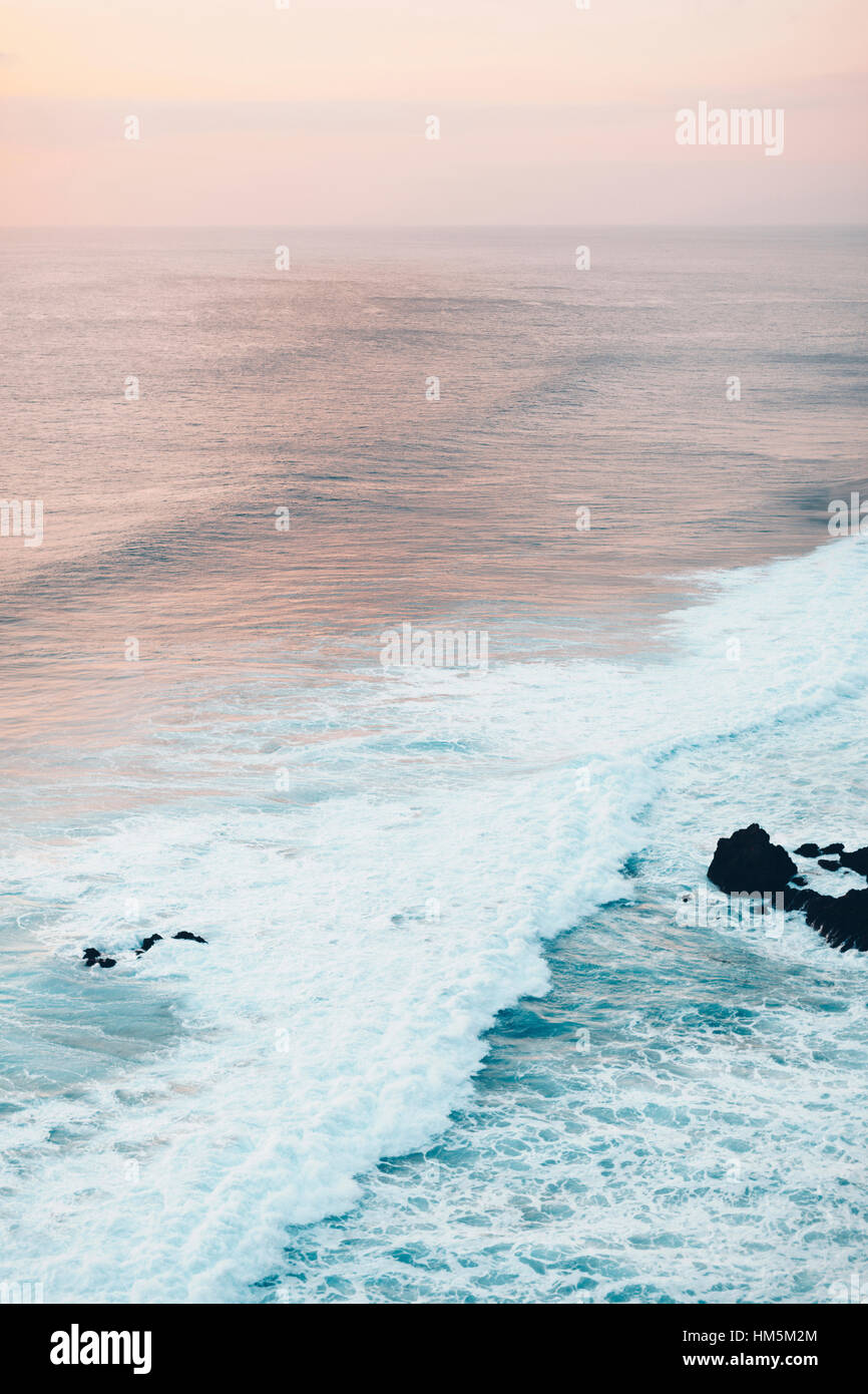 Angolo di alta vista di onde in mare contro sky Foto Stock