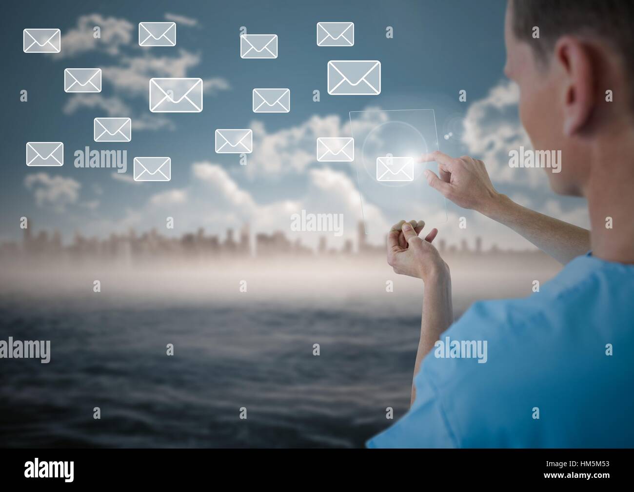 Medico toccando generati digitalmente icona posta elettronica sulla schermata virtuale Foto Stock