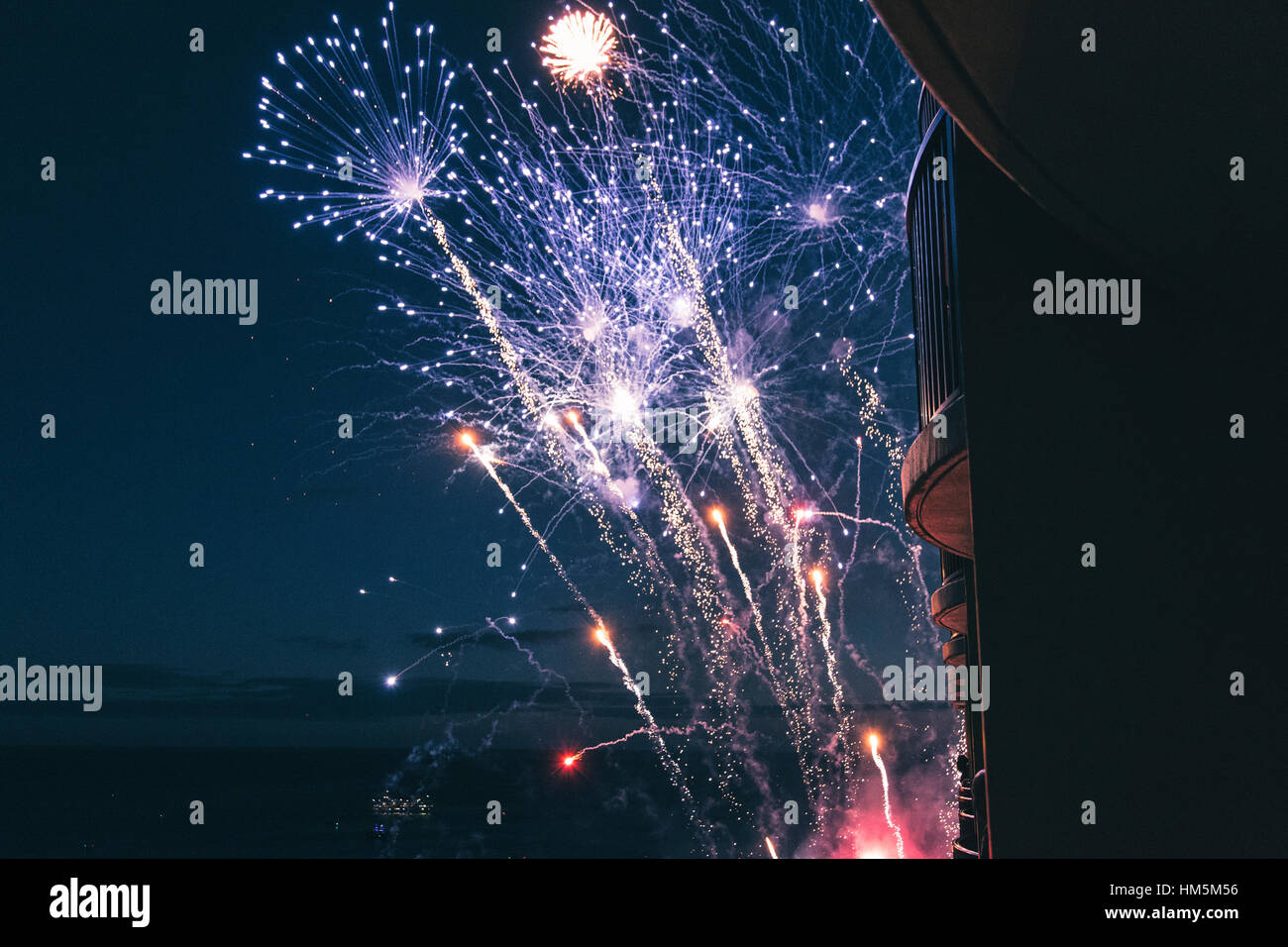 Basso angolo di vista di fuochi d'artificio nel cielo di notte Foto Stock