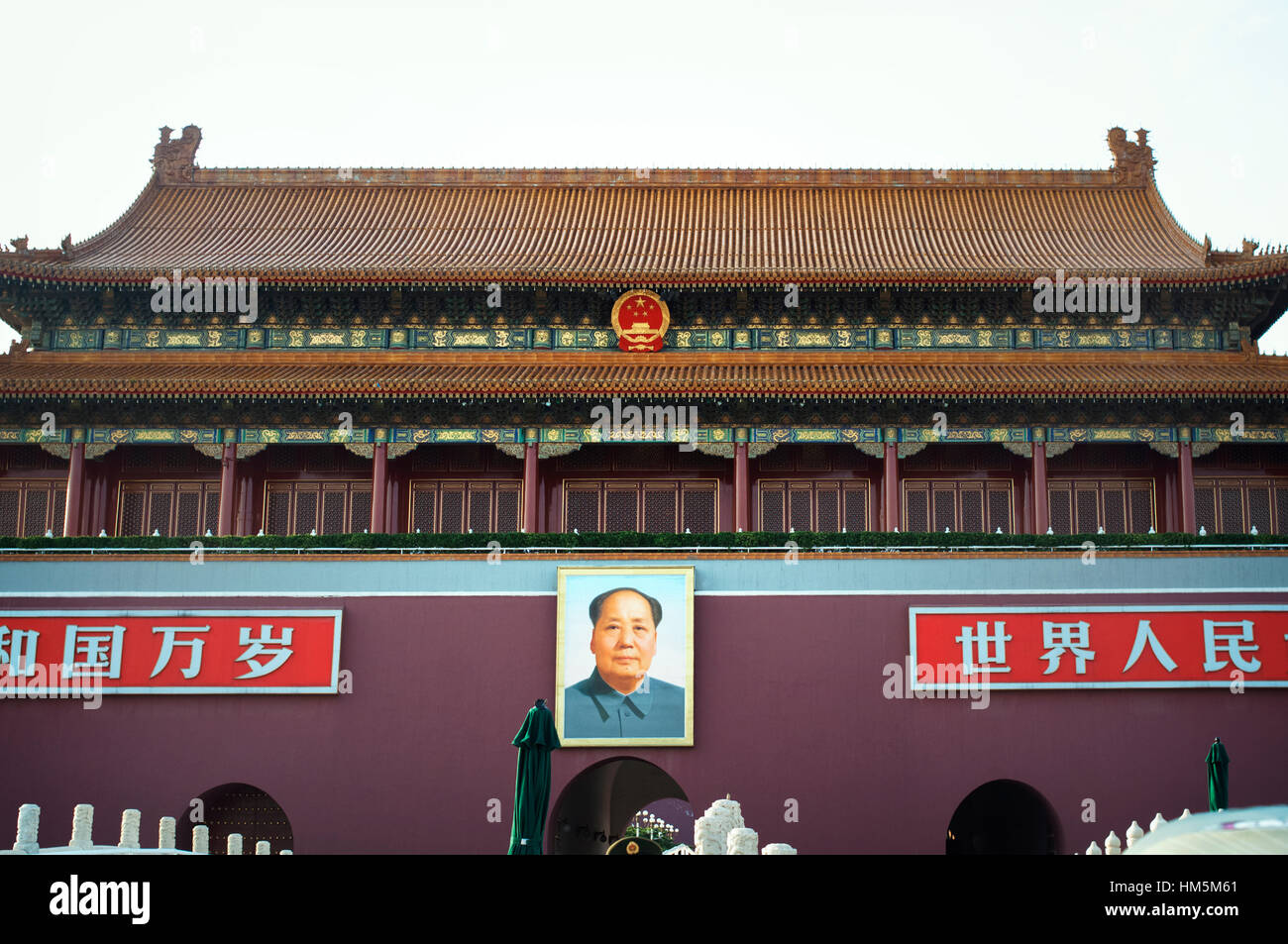 Basso angolo vista della porta di Tiananmen contro sky Foto Stock