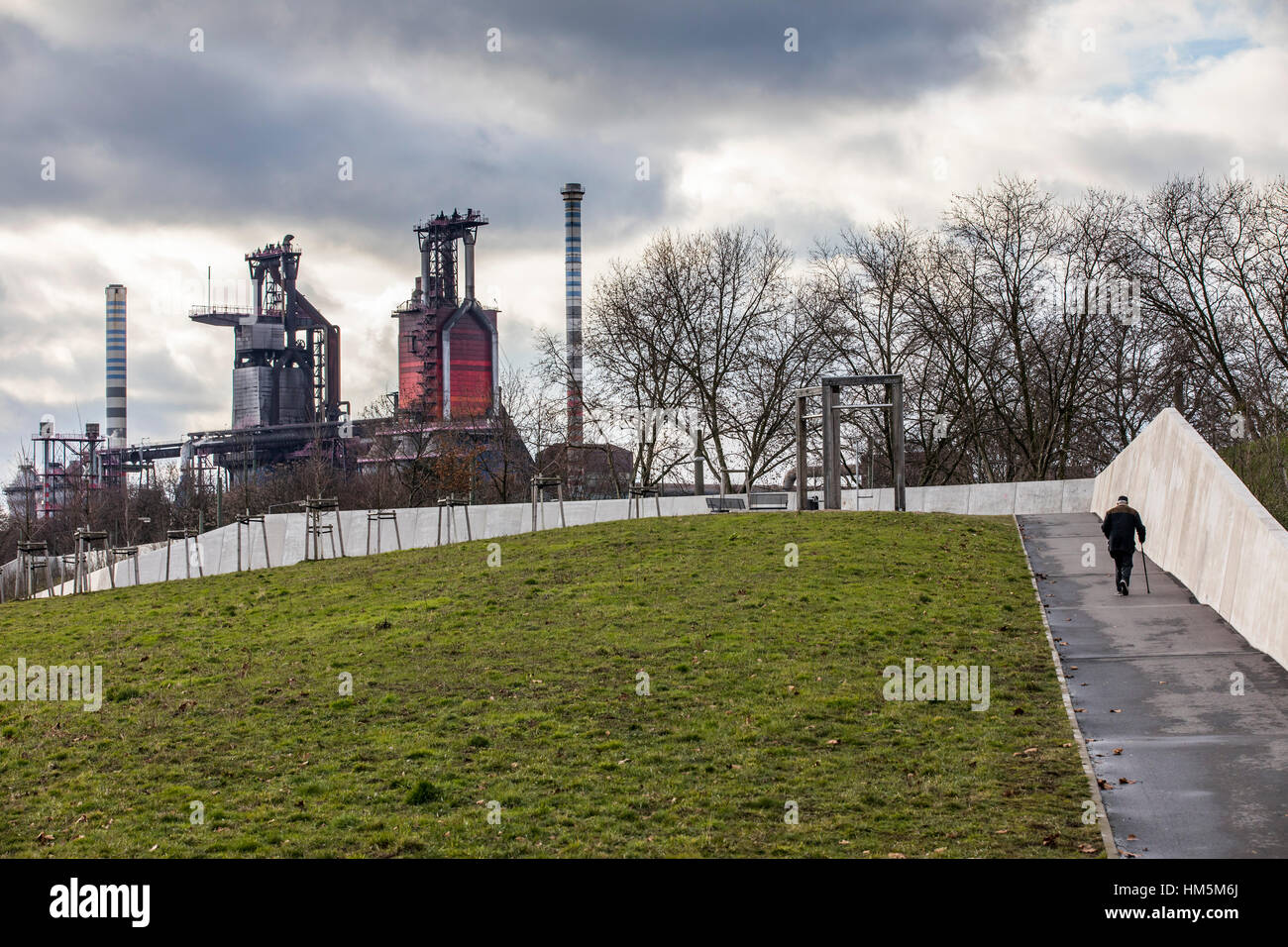 Nuova cintura verde park Duisburg-Nord, in Duisburg-Bruckhausen, la Germania, la zona della Ruhr, un nuovo parco lungo la ThyssenKrupp acciaierie e dove in tempi passati s Foto Stock